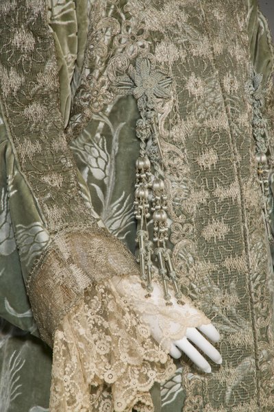 Bertha Palmers aftenfrakk, ca. 1902 (detaljvisning av ermet). Silkesateng med skåret fløyel i hvetemønster, metallisk trådblonde, silkemetallic dusker. Verdt, Paris. av Charles Frederick Worth