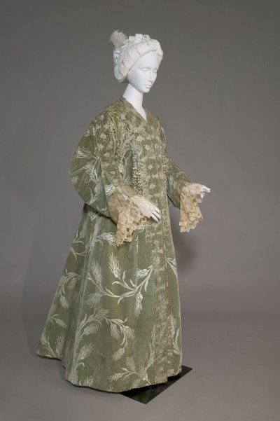 Bertha Palmers aftenfrakk, ca. 1902 (skrå utsikt foran). Silkesateng med skåret fløyel i hvetemønster, metallisk trådblonde, silkemetallic dusker. Verdt, Paris. av Charles Frederick Worth