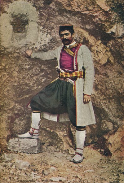 En montenegrinsk i feriedrakt, c1913 av Charles J. S. Makin