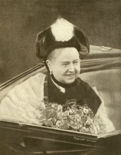 Dronning Victoria smiler, etter å ha tatt i mot en bukett blomster, Isle of Wight, ca. 1887 (s/hvitt-bilde) av Charles Knight