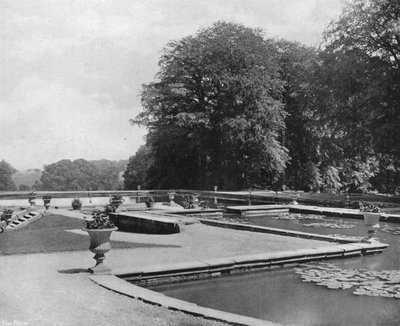Across the Ponds (s/hvitt bilde) av Charles Latham