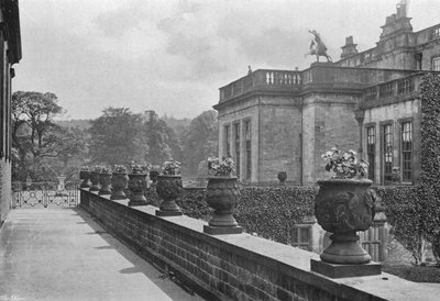 Utskårne steinvaser, East Terrace (s/hv-bilde) av Charles Latham