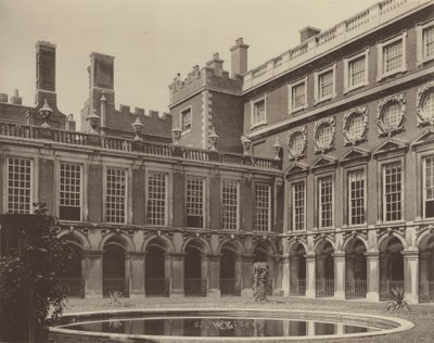 Hampton Court Palace, Fountain Court av Charles Latham