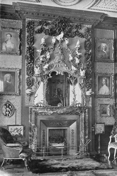 Skorsteinsstykket i den firkantede salongen av Charles Latham