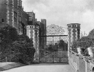 The East Gateway på nordfronten (s/hvitt bilde) av Charles Latham