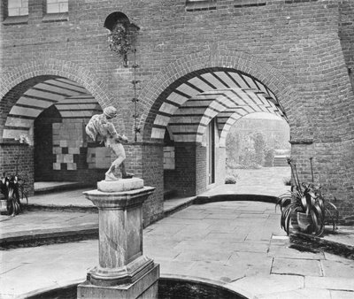 The Fountain Court (s/hvitt bilde) av Charles Latham