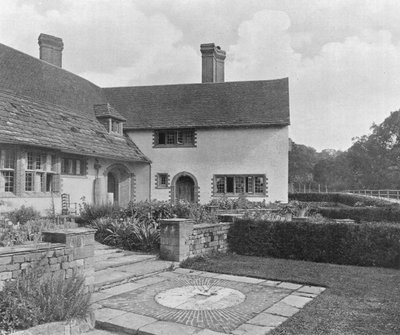The Garden Court fra Vesten (s/hvitt bilde) av Charles Latham