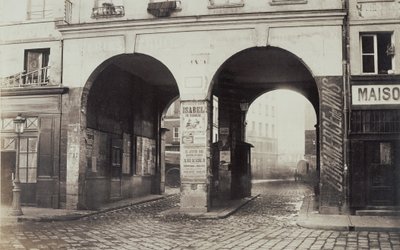 Les Deux-Portes. Utsikt fra Rue des Innocents mot Rue de la Ferronnerie. av Charles Marville