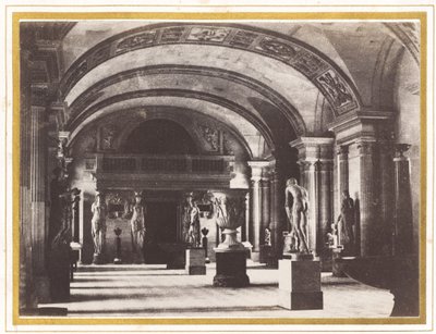 Karyatidenes rom, ved Louvre-museet, ca. 1851. av Charles Marville