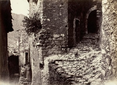 En gate i Sainte-Agnes nær Roquebrune, ca. 1865. av Charles Nègre
