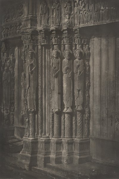 Plate XIII Chartres-katedralen, statuersøyler av sentraldøren til portalen..., 1855. av Charles Nègre