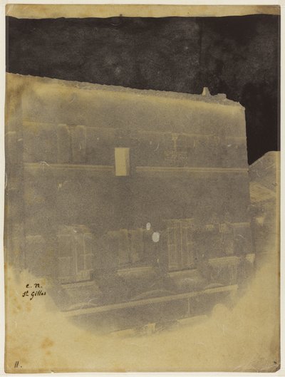 Øvre del av fasaden til et romersk-aktig hus i Saint-Gilles du Gard. av Charles Nègre