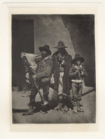 Plate III – Group of Three Pifferari Standing, i Court of 21 Quai Bourbon (Plate III – Group of Three Pifferari Standing, in Court of 21 Quai Bourbon) av Charles Nègre, André Jammes