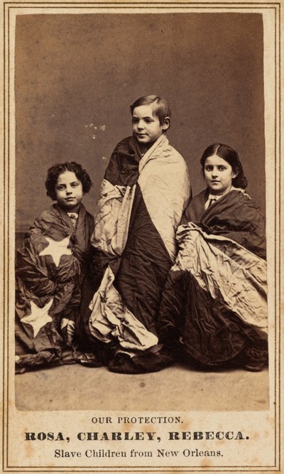 Vår beskyttelse. Rosa, Charley, Rebecca. Slavebarn fra New Orleans., 1864 (foto) av Charles Paxson