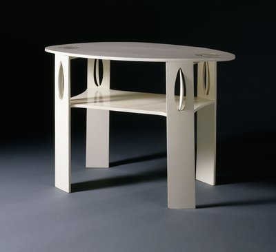 Et hvitt ovalt sidebord, opprinnelig designet for 14 Kingsborough Gardens, Glasgow av Charles Rennie Mackintosh