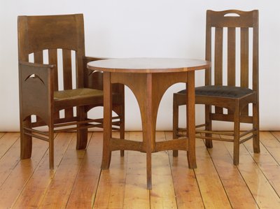 En lenestol, laget for Luncheon Room, og spisestuestol, 1897, fra Miss Cranstons Argyle Street Tea Rooms, Glasgow, og et og annet bord laget for Billiards Room på Miss Cranstons Buchanan St. av Charles Rennie Mackintosh