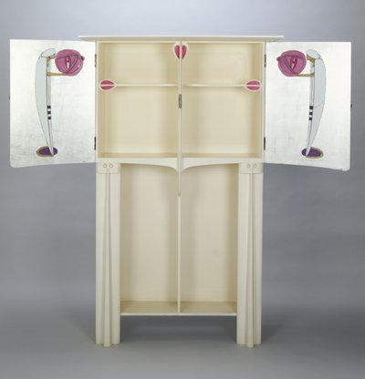Skap, laget for 14 Kingsborough Gardens, Glasgow, 1902 (malt eik) 88;to figurer på sidedørene i arabisk kappe og turban som holder lanterner; av Charles Rennie Mackintosh