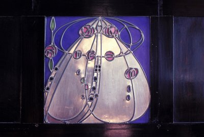 Møbler designet for nr. 120 Mains Street, Glasgow, svart skap med innlagt plakett, 1904 (tre, metall, emalje) av Charles Rennie Mackintosh