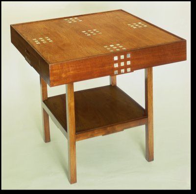 Bord med perlemorinnlegg, 1918 (beiset mahognitre med perlemorinnlegg) av Charles Rennie Mackintosh