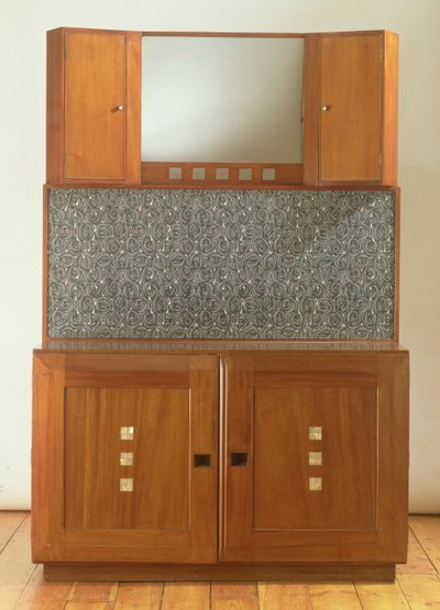 Servant, ca. 1917 (mahogni innlagt med perlemor og grønn erinoid, med glassbakplate) av Charles Rennie Mackintosh