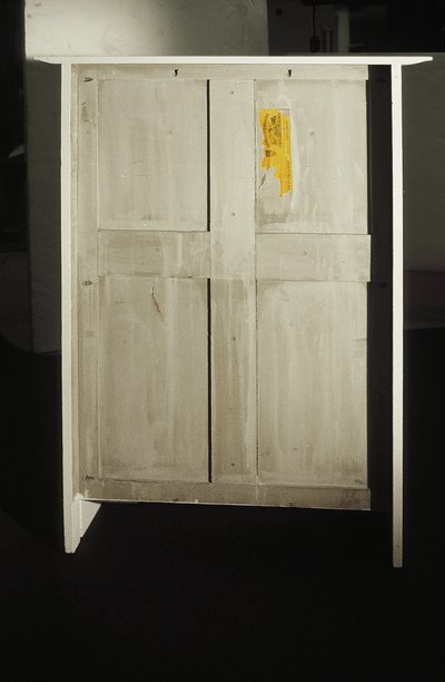 Hvitt skap designet for Mrs. Rowat, 1902 (tre, farget glass, emalje) av Charles Rennie Mackintosh