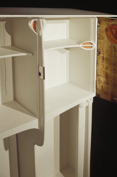 Hvitt skap designet for Mrs. Rowat, 1902 (tre, farget glass, emalje) av Charles Rennie Mackintosh
