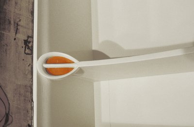 Hvitt skap designet for Mrs. Rowat, 1902 (tre, farget glass, emalje) av Charles Rennie Mackintosh