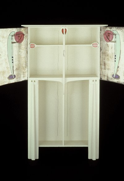 Hvitt skap designet for Mrs. Rowat, 1902 (tre, farget glass, emalje) av Charles Rennie Mackintosh