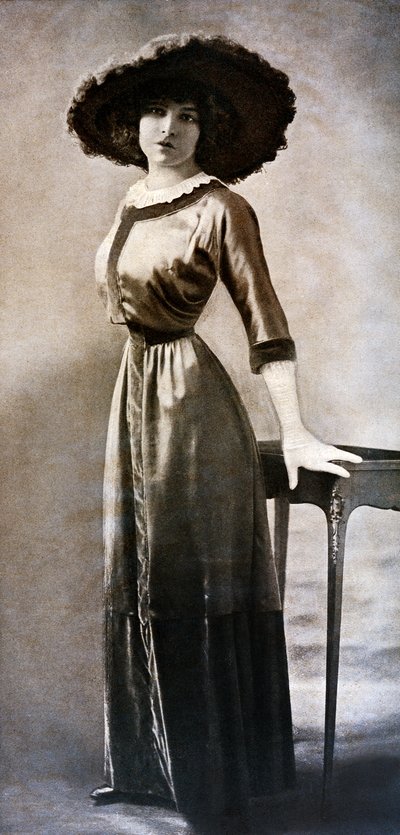 Portrett av Emilie Bouchaud, i midjen til Polar Veps, rundt 1909 (s/hv-bilde) av Charles Reutlinger