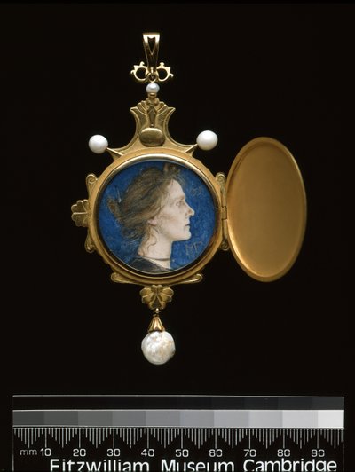 Anheng: Miss Edith Emma Cooper (1862-1913) 1901 (gull, emalje, perle og wc) av Charles Ricketts