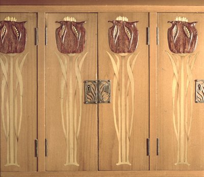Detalj av utskåret innlegg på skap, laget av Guild of Handicraft, ca. 1898-99 (mahogni, kristtorn og messing) av Charles Robert Ashbee