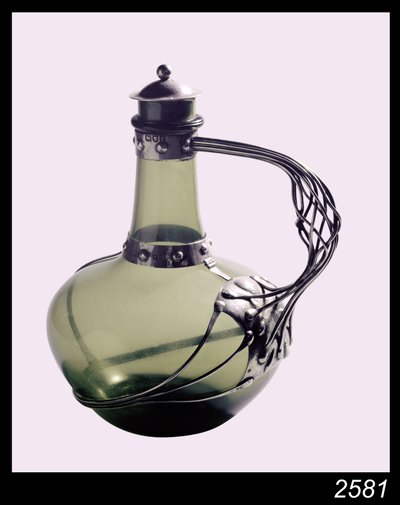 Sølvmontert grønn glasskaraffel med produsentmerke for Håndverkslauget, 1901 (glass og sølv) av Charles Robert Ashbee