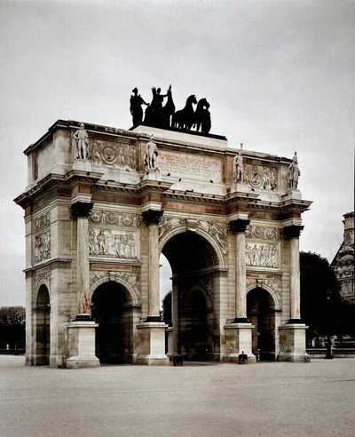 Utsikt over Arc de Triomphe du Carrousel realisert av Pierre Francois Leonard Fontaine (1762-1853) og Charles Percier (1764-1838) i Paris (Louvre) av Charles and Fontaine Pierre Percier
