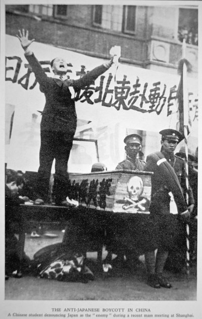 En kinesisk student som fordømte Japan som fienden på et massemøte i Shanghai som en del av den kinesiske anti-japanske boikotten i 1932 av Chinese Photographer
