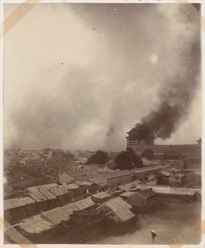 En stor brann ved hovedporten til Peking, 1900 av Chinese Photographer