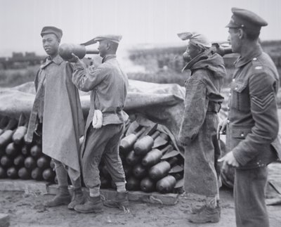 Kinesisk enhet lager luftbomber ved et ammunisjonslager i Frankrike av Chinese Photographer