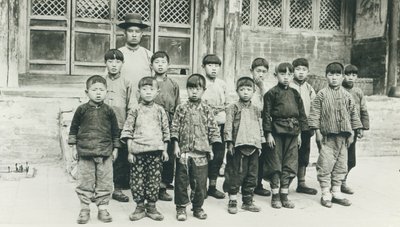 Skolelærer og elever av Chinese Photographer