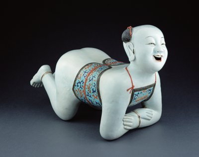 En kinesisk porselenspute i form av en halvnaken gutt (porselen) av Chinese School