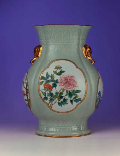En fin og svært sjelden famille rose celadon slipt vase med en forgylt kontur emalje av prunus og roser, en av fire emaljer som viser "Flowers of the Four Seasons", 1735-1795 av Chinese School
