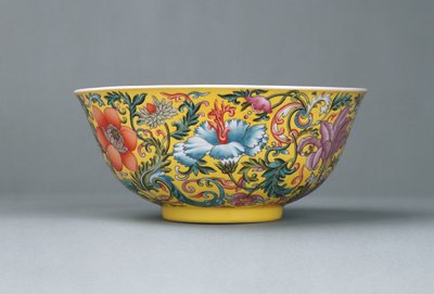 En fin famille rose gulmalt skål, 1821-1850 av Chinese School
