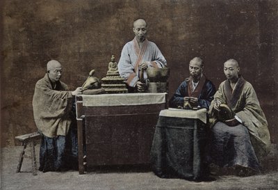 En gruppe kinesiske bonzes; gravert og trykt av Gilot; 1896 av kinesisk skole, (1800-tallet) av Chinese School