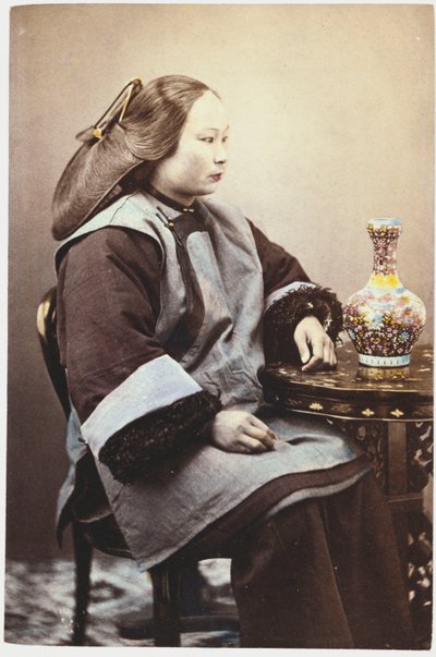 Et håndtonet fotografi av en ung kinesisk kvinne av Chinese School