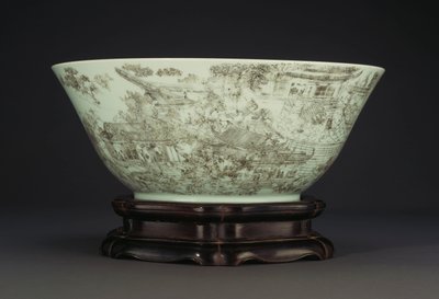En stor innskåret porselensskål som viser en kontinuerlig scene av damer på palassområdet, 1796-1820 av Chinese School