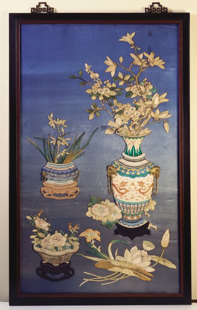 Et silkepanel som viser vaser med kirsebærblomster, magnolia og orkideer og en jardinere med roser blant kvister av lotus, dagliljer og morgenfruer av Chinese School