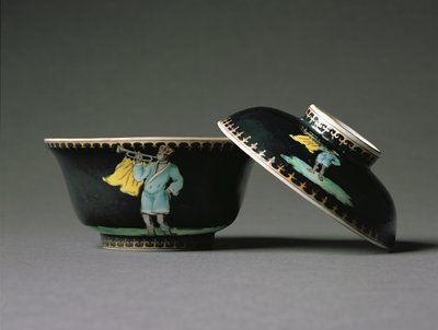 En sukkerskål og et deksel, Qianlong Period (1736-95) ca. 1740 (porselen) (se også 314530) av Chinese School