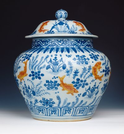 En emaljert blå og hvit "Fish" krukke og deksel, 1522-1566 av Chinese School