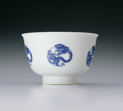 Skål, dekorert med dragerunder, Kangxi-merke og perioden 1662-1722 (porselen med blå underglasur) (se også 142285) av Chinese School