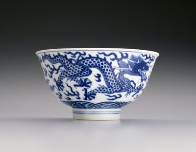 Skål med drager og bølger, Xianfeng-merke og periode 1851-61 (porselen med blå underglasur) (se også 142299) av Chinese School