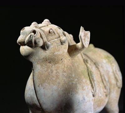 Bull, Warring States-perioden (1027-220 f.Kr.) (lertøy) (detalj) (se 176595) av Chinese School