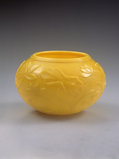 Utskåret skål, Qianlong-periode (1736-95) (farget glass) (se også 272125) av Chinese School